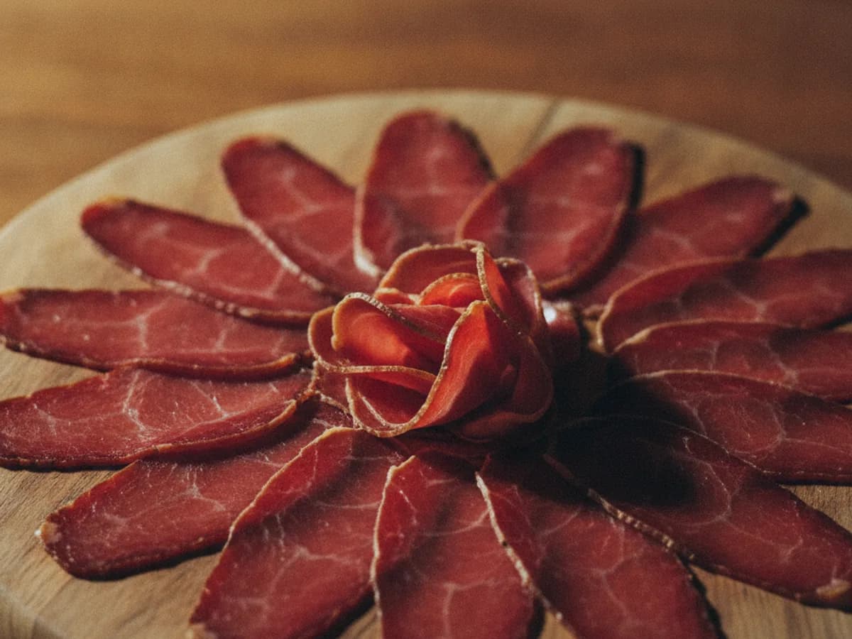 Fein aufgeschnittene Salumi auf Holzbrett